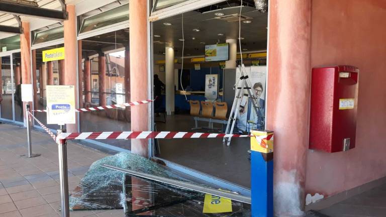 Banda fa esplodere Postamat di Cattolica: colpo da quarantamila euro Banda fa esplodere Postamat di Cattolica: colpo da quarantamila euro