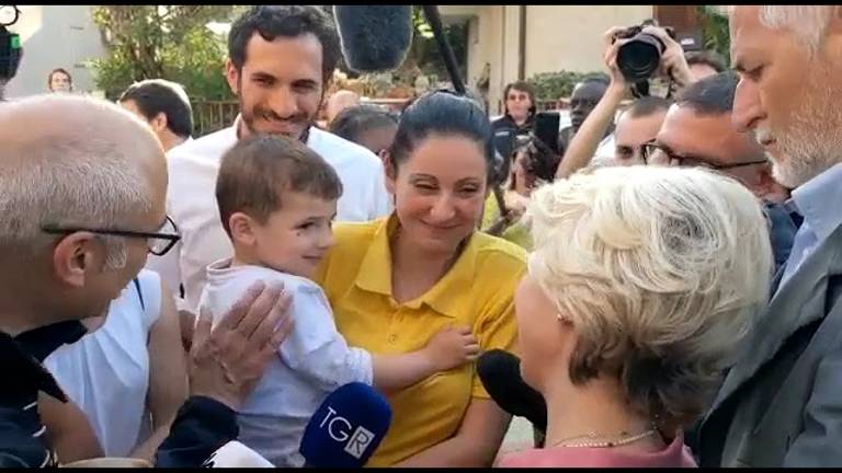 Alluvione: Ursula von der Leyen a Cesena parla e abbraccia i volontari e le famiglie flagellate dal maltempo VIDEO Alluvione: Ursula von der Leyen a Cesena parla e abbraccia i volontari e le famiglie flagellate dal maltempo VIDEO