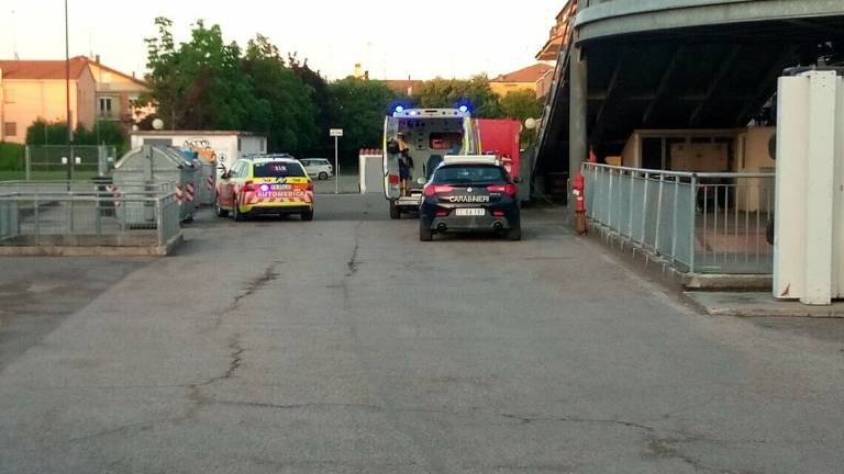 Ravenna, 14enne cade dal tetto di un supermercato mentre gioca e finisce all'ospedale Ravenna, 14enne cade dal tetto di un supermercato mentre gioca e finisce all'ospedale
