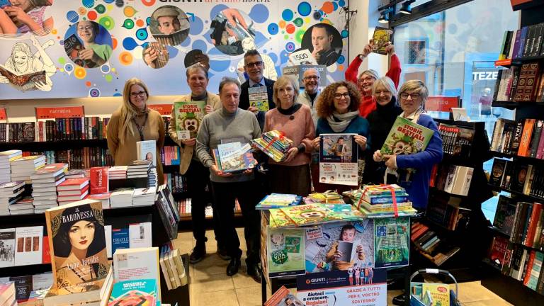 La consegna dei libri donati alla presenza dello staff della libreria cesenate, degli assessori e degli sponsor La consegna dei libri donati alla presenza dello staff della libreria cesenate, degli assessori e degli sponsor