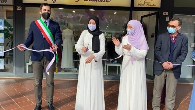 Moda musulmana, a Cesena ha aperto il paradiso dei veli Moda musulmana, a Cesena ha aperto il paradiso dei veli