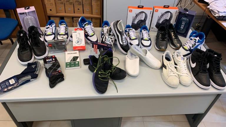 Forlì. Sequestro di merce di presunta provenienza illecita: ecco le foto per controllare se sono stati oggetto di furto Forlì. Sequestro di merce di presunta provenienza illecita: ecco le foto per controllare se sono stati oggetto di furto