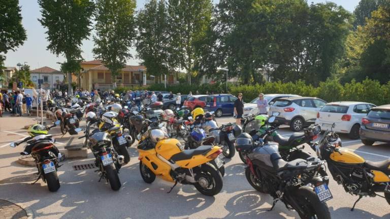 Lugo, corteo di moto e sgasate per l'addio a Sante Trioschi Lugo, corteo di moto e sgasate per l'addio a Sante Trioschi