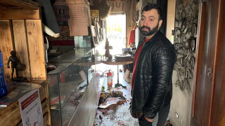 Rimini. Incendio distrugge pizzeria Rimini. Incendio distrugge pizzeria