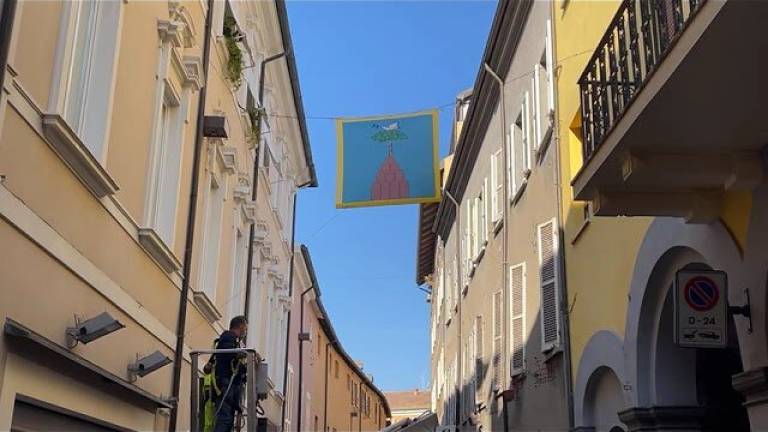 E' iniziata l'affissione delle bandiere in centro verso la Giostra di Cesena E' iniziata l'affissione delle bandiere in centro verso la Giostra di Cesena