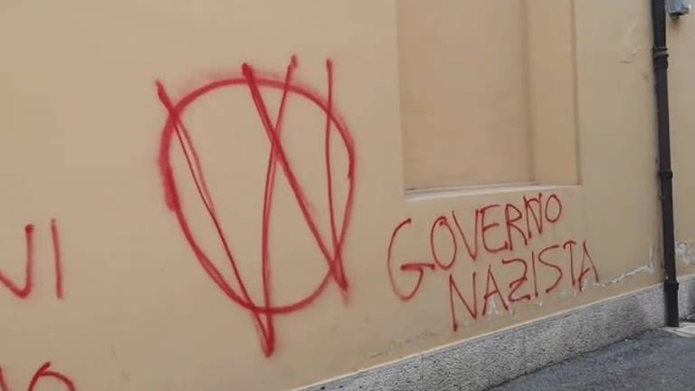 Imola, scritte no vax sui muri di scuole e Ausl Imola, scritte no vax sui muri di scuole e Ausl