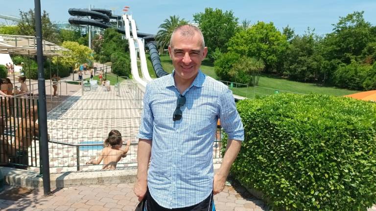 Il meteorologo Andrea Giuliacci scivola all'Aquafan di Riccione Il meteorologo Andrea Giuliacci scivola all'Aquafan di Riccione