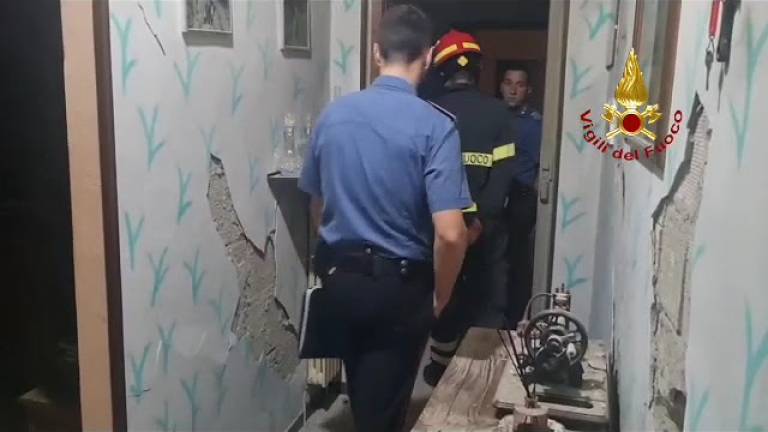 Terremoto, a Rocca San Casciano il bastione del castello crolla nel giardino di una casa VIDEO Terremoto, a Rocca San Casciano il bastione del castello crolla nel giardino di una casa VIDEO