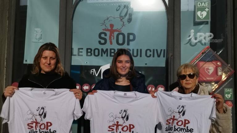 Rimini, Stop alle bombe sui civili: striscione all'Urp in Piazza Cavour Rimini, Stop alle bombe sui civili: striscione all'Urp in Piazza Cavour