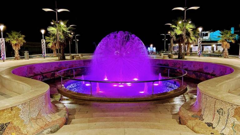 Misano, la fontana di piazzale Roma diventa viola contro il tumore al seno Misano, la fontana di piazzale Roma diventa viola contro il tumore al seno