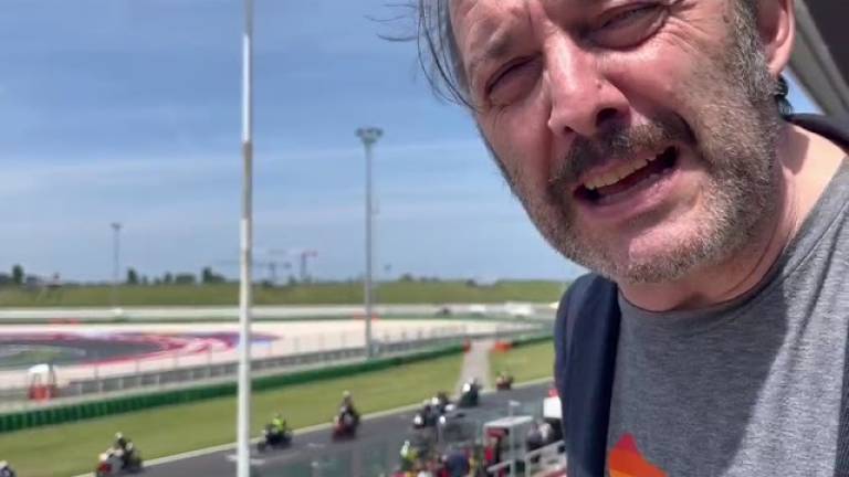 Centinaia di moto sfilano a Misano in onore di Marco Simoncelli VIDEO Centinaia di moto sfilano a Misano in onore di Marco Simoncelli VIDEO