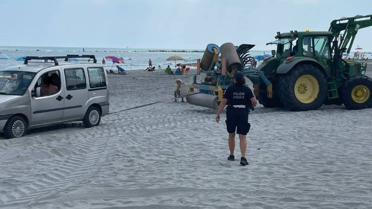 Lido Adriano, parcheggia l'auto sotto l'ombrellone: serve il trattore per portarla via Lido Adriano, parcheggia l'auto sotto l'ombrellone: serve il trattore per portarla via