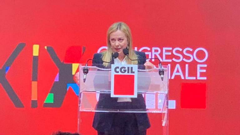 Rimini, Bella ciao per Giorgia Meloni alla Cgil: Qui per rispetto verso il sindacato. Tiepido e storico applauso finale VIDEO Rimini, Bella ciao per Giorgia Meloni alla Cgil: Qui per rispetto verso il sindacato. Tiepido e storico applauso finale VIDEO