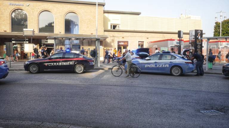 Ravenna, rissa in stazione. Fuggi fuggi all'arrivo delle pattuglie Ravenna, rissa in stazione. Fuggi fuggi all'arrivo delle pattuglie
