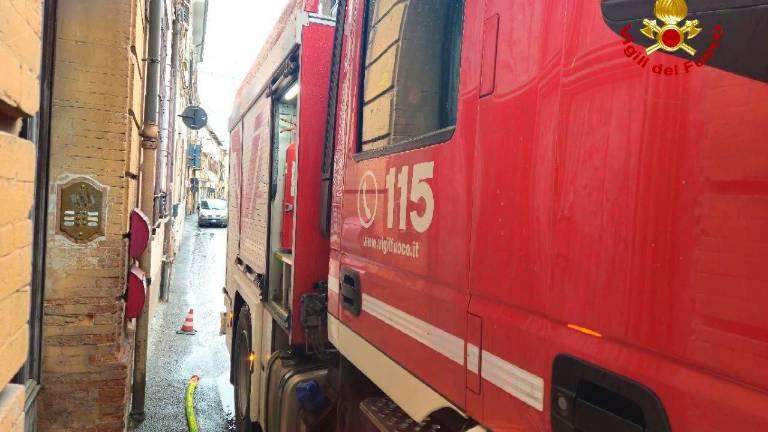 Forlì, allagamenti dopo le piogge: gente ai piani alti e una persona salvata Forlì, allagamenti dopo le piogge: gente ai piani alti e una persona salvata