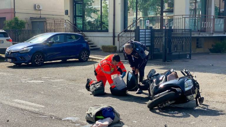 Cesena, incidente. Auto contro scooter e pianta sotto accusa: Toglie visibilità Cesena, incidente. Auto contro scooter e pianta sotto accusa: Toglie visibilità