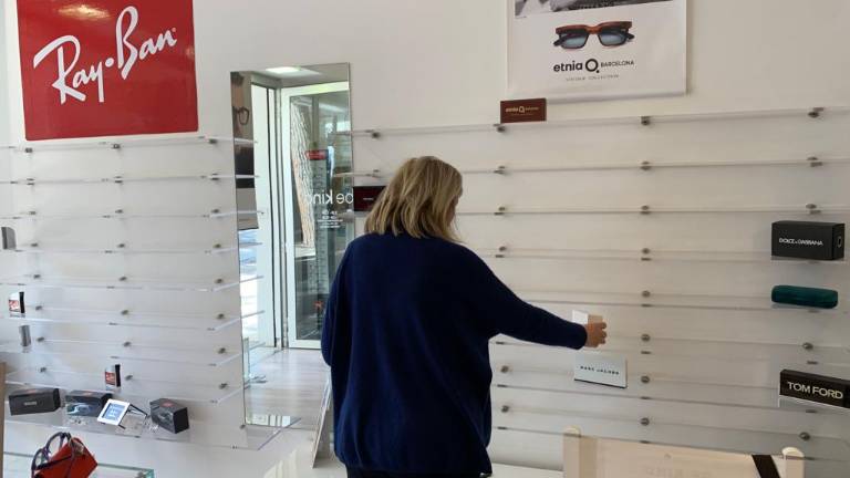 Riccione, razzia di occhiali da sole: maxi-furto da 60mila euro - Gallery Riccione, razzia di occhiali da sole: maxi-furto da 60mila euro - Gallery