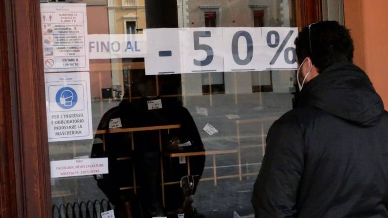 Imola, saldi al via. Negozianti: Lavoriamo in svendita da un anno Imola, saldi al via. Negozianti: Lavoriamo in svendita da un anno