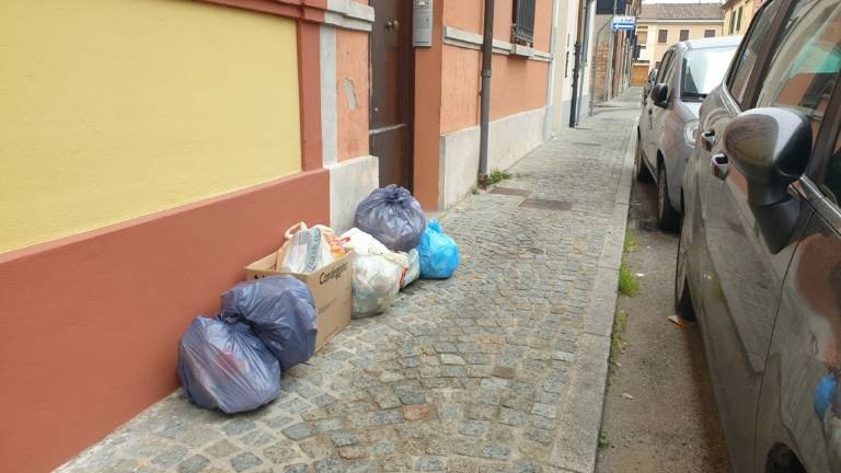 Lugo, rifiuti: manifestazione e firme per chiedere di cambiare il nuovo sistema di raccolta Lugo, rifiuti: manifestazione e firme per chiedere di cambiare il nuovo sistema di raccolta