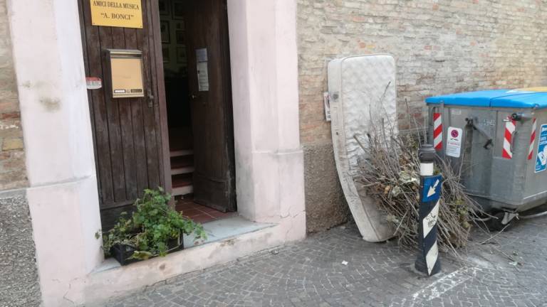Cesena. Rifiuti davanti alla sede, protesta l'associazione culturale Amici della Musica Cesena. Rifiuti davanti alla sede, protesta l'associazione culturale Amici della Musica