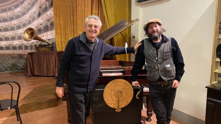 Cesena, Vinicio Capossela collauda il nuovo strumento a Villa Silvia Carducci Cesena, Vinicio Capossela collauda il nuovo strumento a Villa Silvia Carducci