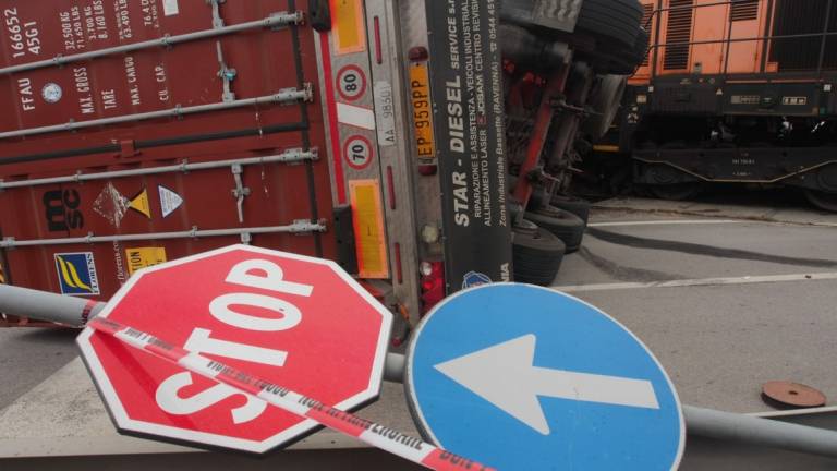 Porto di Ravenna: frontale tra tir e treno merci Porto di Ravenna: frontale tra tir e treno merci
