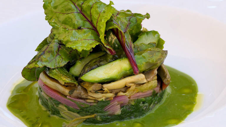 Cammerucci: bietole, carciofi, asparagi e crema di stridoli Cammerucci: bietole, carciofi, asparagi e crema di stridoli