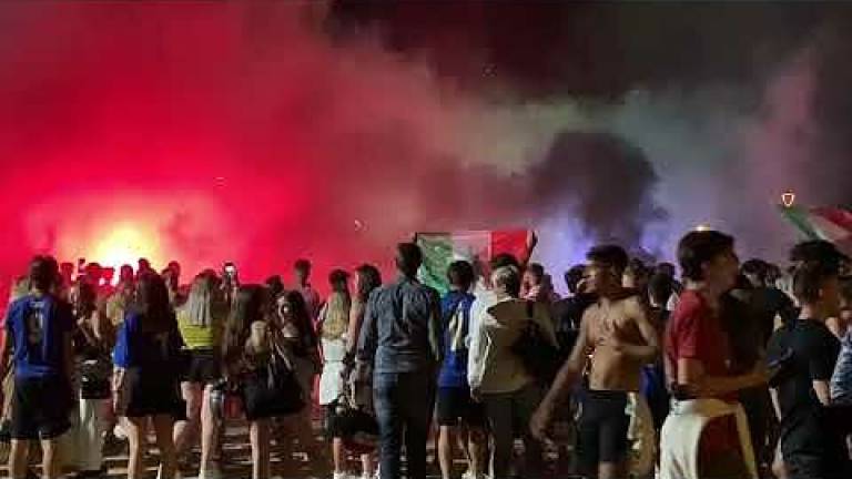 Italia in finale agli Europei di calcio, fuochi d'artificio a Rimini VIDEO Italia in finale agli Europei di calcio, fuochi d'artificio a Rimini VIDEO