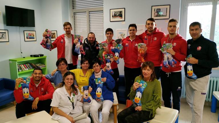 Basket, la Befana dell'Unieuro in Pediatria Basket, la Befana dell'Unieuro in Pediatria