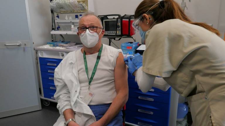 Imola, inoculate le prime dosi di vaccino anti Covid VIDEO MMPH Imola, inoculate le prime dosi di vaccino anti Covid VIDEO MMPH