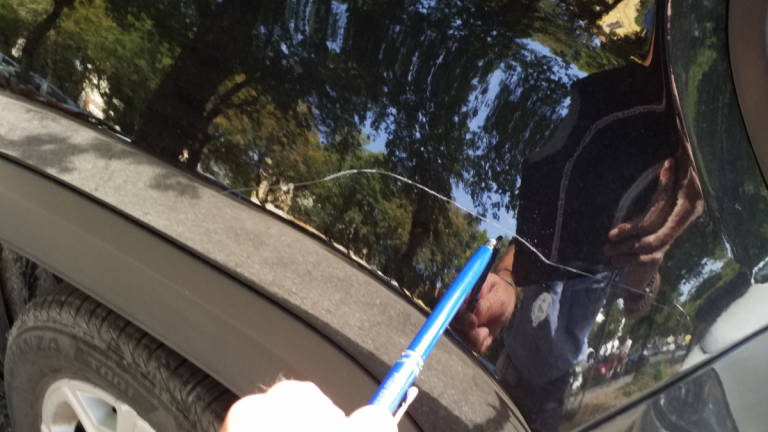 Faenza, i vigili non rimuovono la Jeep e l'86enne si vendica rigandola Faenza, i vigili non rimuovono la Jeep e l'86enne si vendica rigandola