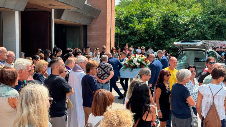 Cesenatico: 1.000 persone per il funerale del 16enne morto nell’incidente con lo scooter VIDEO E FOTOGALLERY Cesenatico: 1.000 persone per il funerale del 16enne morto nell’incidente con lo scooter VIDEO E FOTOGALLERY