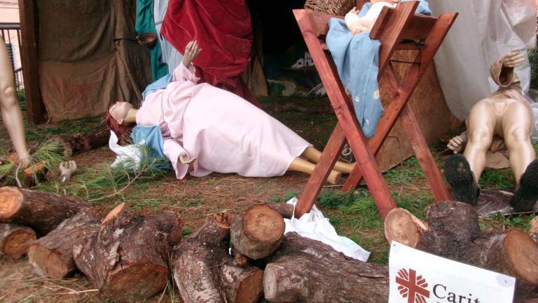 Il presepe danneggiato Il presepe danneggiato