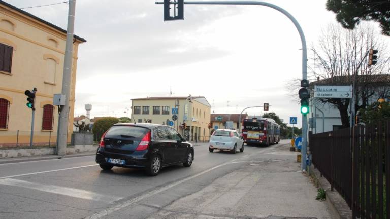 Sant'Agata sul Santerno. Via col vento: il semaforo non c'è più Sant'Agata sul Santerno. Via col vento: il semaforo non c'è più
