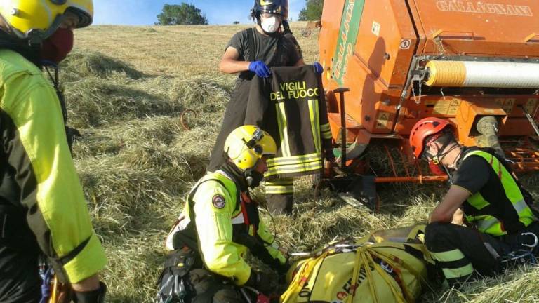 Schiacciato dall'imballatrice: 2 elicotteri per salvarlo - VIDEO Schiacciato dall'imballatrice: 2 elicotteri per salvarlo - VIDEO