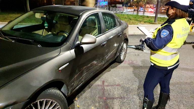 Auto dei ladri speronata a Riccione. Carabiniere spara un colpo in aria Auto dei ladri speronata a Riccione. Carabiniere spara un colpo in aria