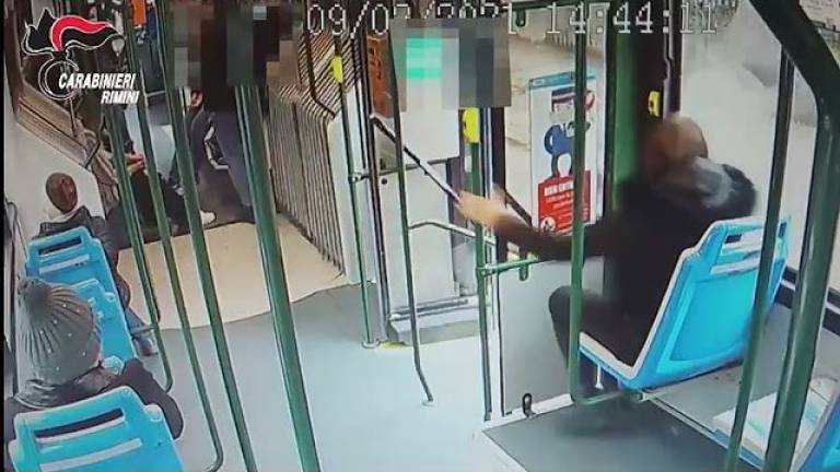 Riccione, era un minore l'autore di scippi e rapine in serie VIDEO Riccione, era un minore l'autore di scippi e rapine in serie VIDEO