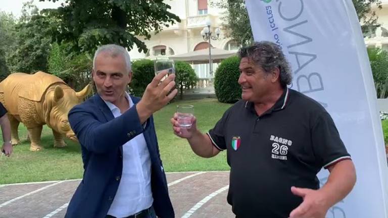 Rimini, il sindaco beve l'acqua del mare: Tanto è pulita VIDEO Rimini, il sindaco beve l'acqua del mare: Tanto è pulita VIDEO
