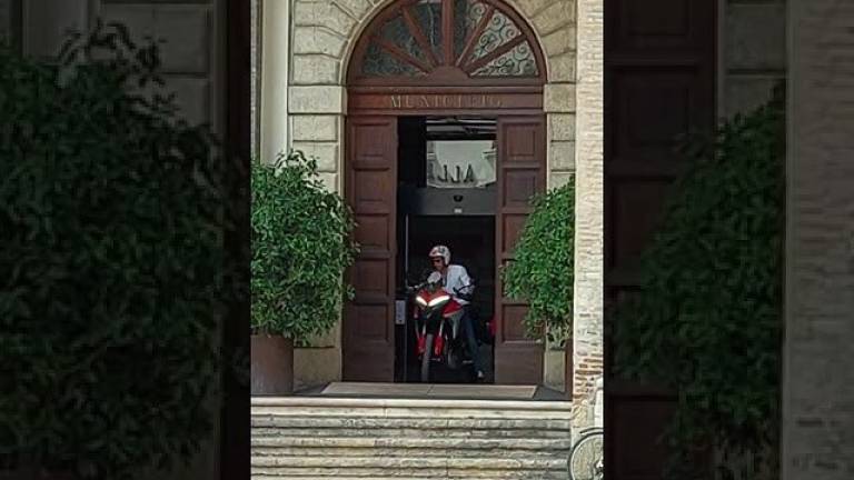 Il sindaco di Rimini Gnassi esce dal Municipio in moto. Accuse e replica Il sindaco di Rimini Gnassi esce dal Municipio in moto. Accuse e replica