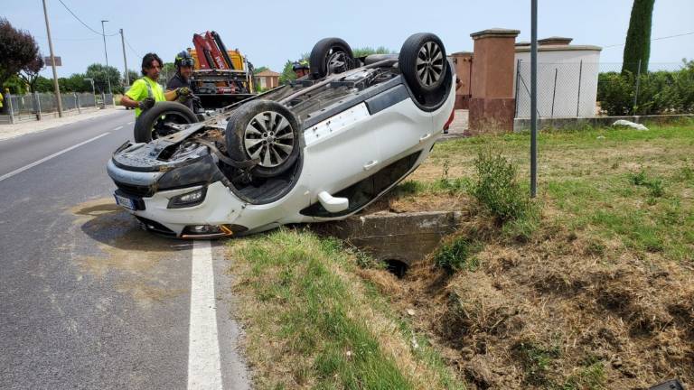 Bertinoro, incidente: si ribalta con l'auto e finisce nel fosso, 65enne cesenate gravissimo VIDEO Bertinoro, incidente: si ribalta con l'auto e finisce nel fosso, 65enne cesenate gravissimo VIDEO