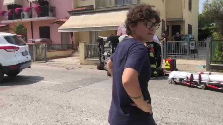 Cesena, incidente: si ribalta con l'auto a Martorano VIDEO Cesena, incidente: si ribalta con l'auto a Martorano VIDEO