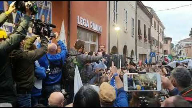 Rimini, Salvini inaugura sede della Lega e canta Romagna mia VIDEO Rimini, Salvini inaugura sede della Lega e canta Romagna mia VIDEO