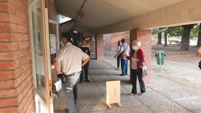 Imola, il voto al via. Ai seggi tra disinfettanti e mascherine Imola, il voto al via. Ai seggi tra disinfettanti e mascherine