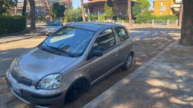 Cesena, pneumatico rubato all'auto in sosta a Villachiaviche Cesena, pneumatico rubato all'auto in sosta a Villachiaviche