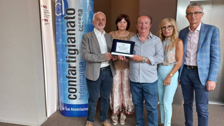 Cesena, Sono un barbiere di quartiere e me ne vanto: premiato Loris Lucchi, una istituzione di Villachiaviche Cesena, Sono un barbiere di quartiere e me ne vanto: premiato Loris Lucchi, una istituzione di Villachiaviche
