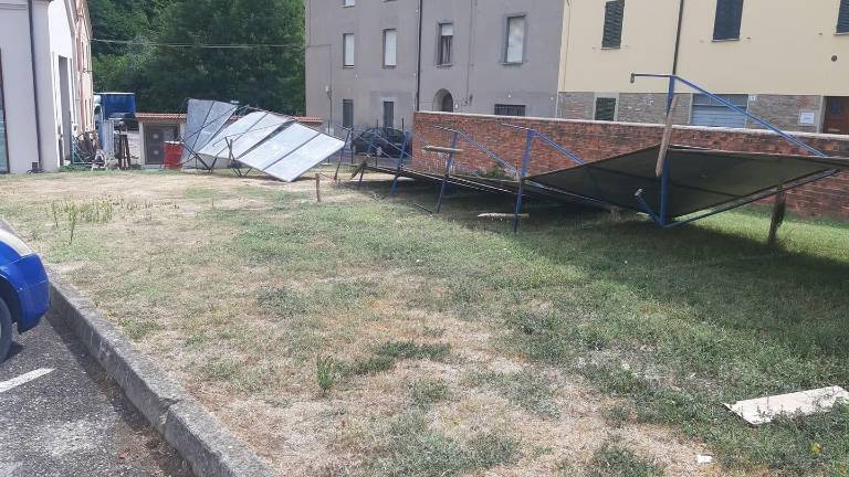 Maltempo, disagi a Dovadola e Tredozio, a Modigliana crollano i pannelli dei manifesti elettorali Maltempo, disagi a Dovadola e Tredozio, a Modigliana crollano i pannelli dei manifesti elettorali