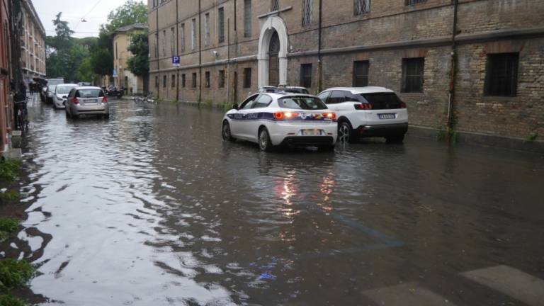 Nubifragio a Ravenna, caduta la pioggia di un mese, strade allagate Nubifragio a Ravenna, caduta la pioggia di un mese, strade allagate