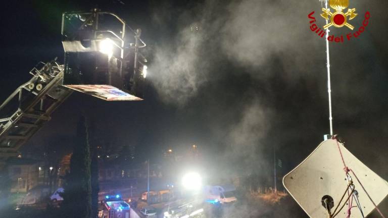 Rimini, incendio alla canna fumaria: paura in una villetta con il tetto in legno Rimini, incendio alla canna fumaria: paura in una villetta con il tetto in legno