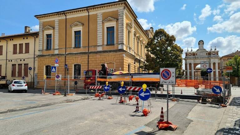 Santarcangelo. Lavori in strada, emergono altre parti della chiesa del 1300 Santarcangelo. Lavori in strada, emergono altre parti della chiesa del 1300