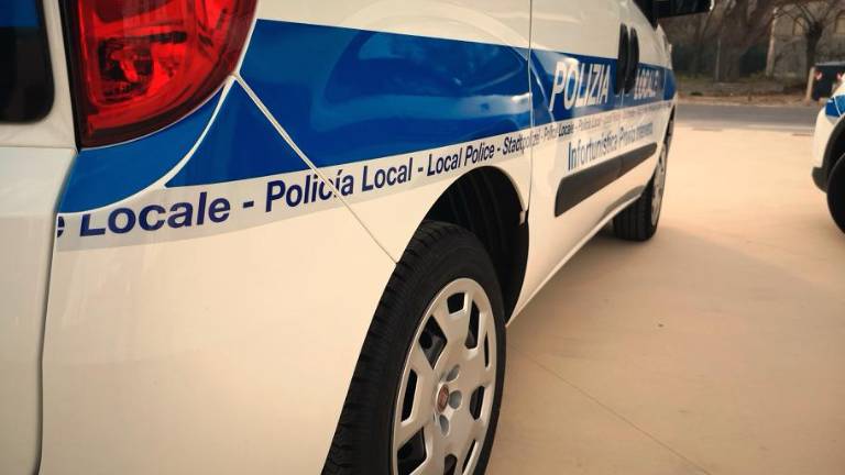 Ad arrestare l’uomo gli agenti della Polizia locale Ad arrestare l’uomo gli agenti della Polizia locale
